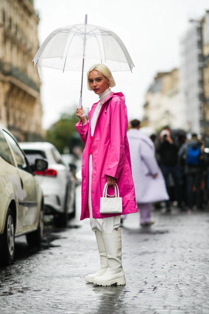 Những "item ruột" không thể thiếu trong tủ đồ outfit ngày mưa của phái nữ